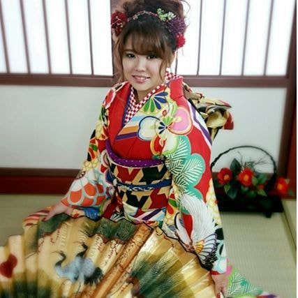 レンタル＆フォトスタジオの光翔　茨城県鉾田市　成人式の赤系の着物を着て座っている女性の写真