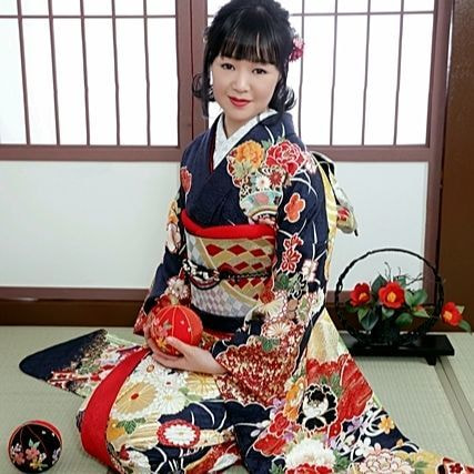レンタル＆フォトスタジオの光翔　茨城県鉾田市　成人式の着物を着て座っている女性の写真