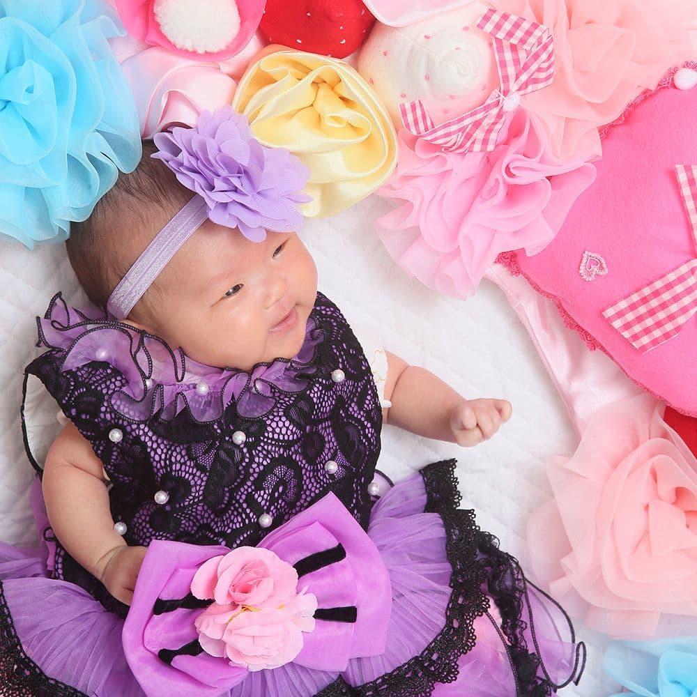 レンタル＆フォトスタジオの光翔　鉾田市　babyのギャラリー黒地に紫のドレスを着た赤ちゃん