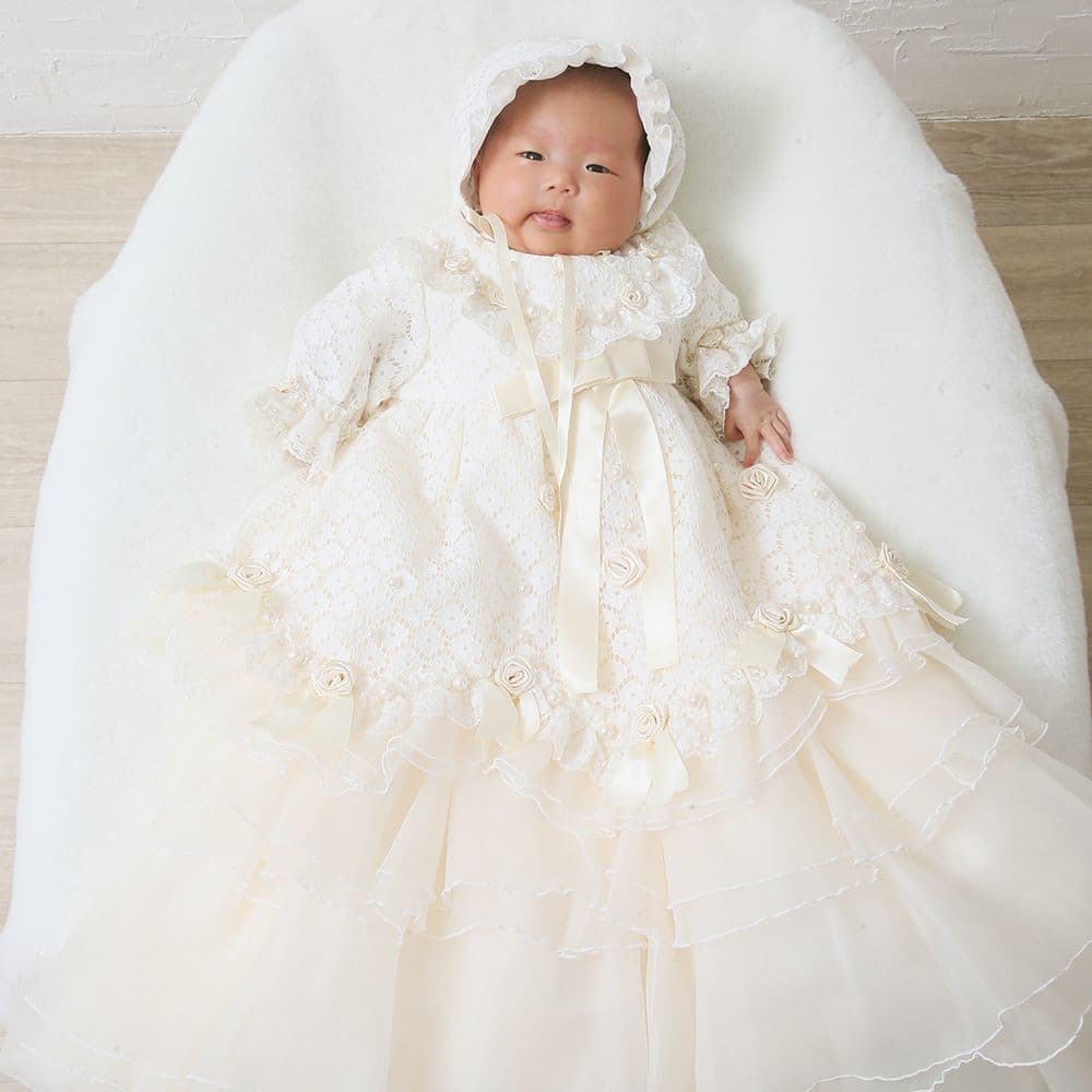 レンタル＆フォトスタジオの光翔　鉾田市　babyのギャラリー白いドレスを着た赤ちゃん