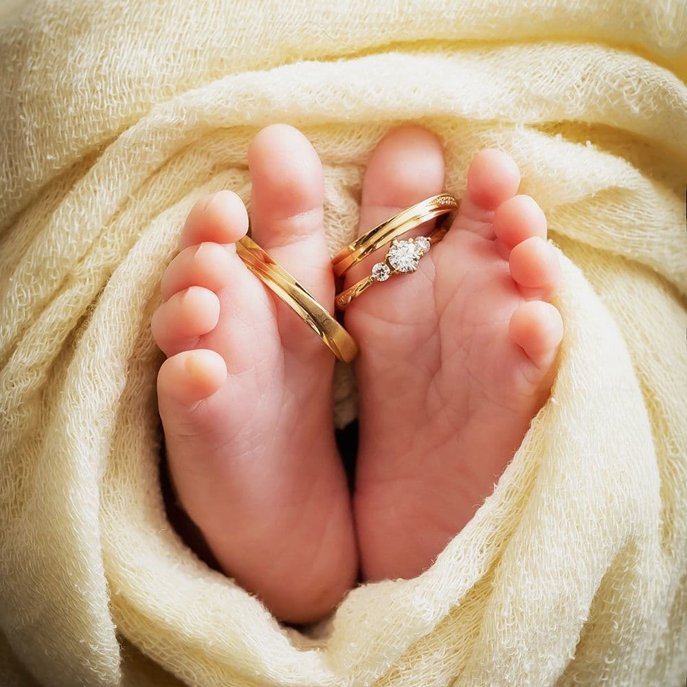 レンタル＆フォトスタジオの光翔　鉾田市　babyのギャラリー　パパママの結婚指輪・婚約指輪を足の指に入れた赤ちゃんの足の写真