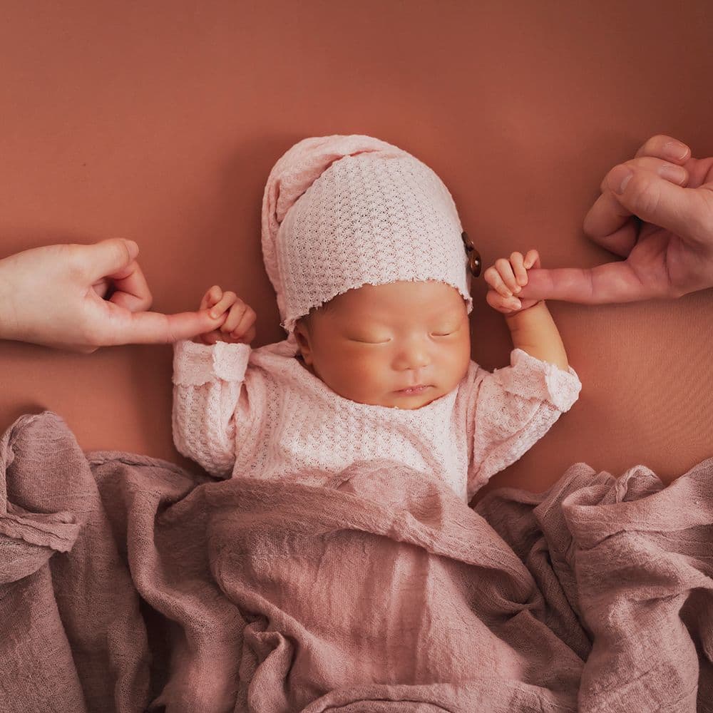 レンタル＆フォトスタジオの光翔　鉾田市　babyのギャラリーパパママと手をつないだニューボーンの赤ちゃんの写真