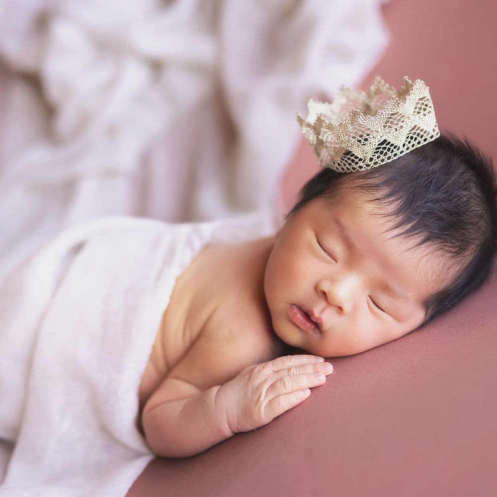 レンタル＆フォトスタジオの光翔　鉾田市　babyのギャラリー　冠を載せたニューボーンの赤ちゃんの写真