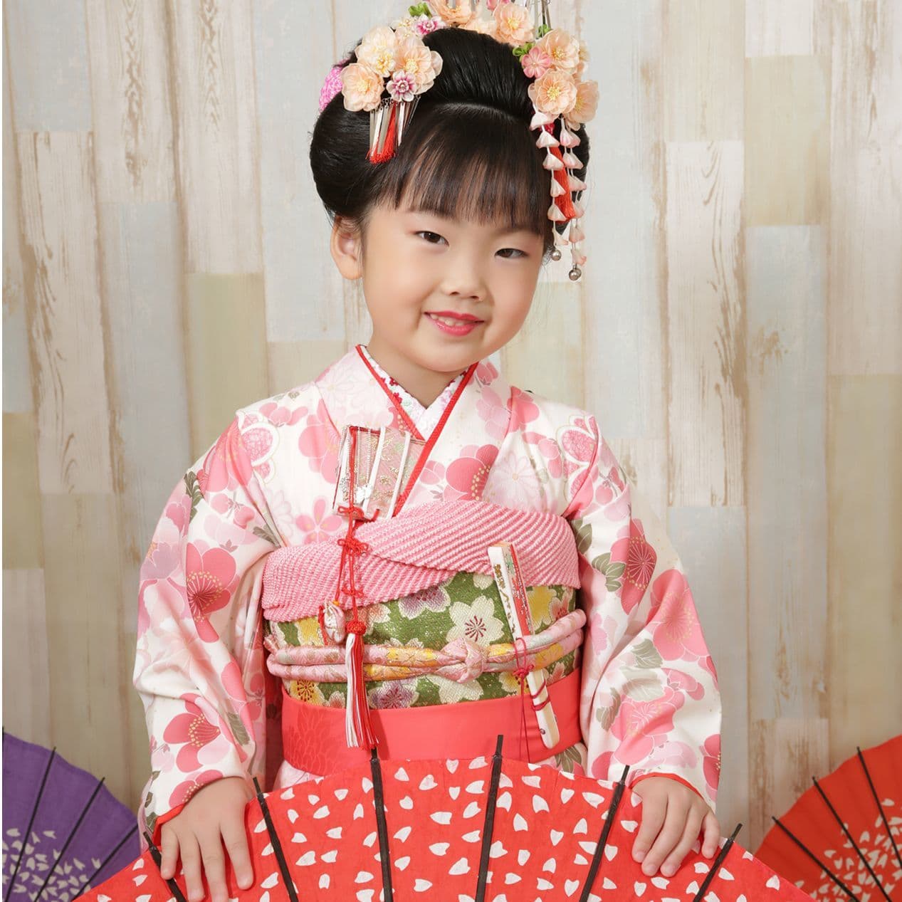 レンタル＆フォトスタジオの光翔　茨城県鉾田市　七五三の写真ギャラリー　白地に赤の着物を着た女の子の写真