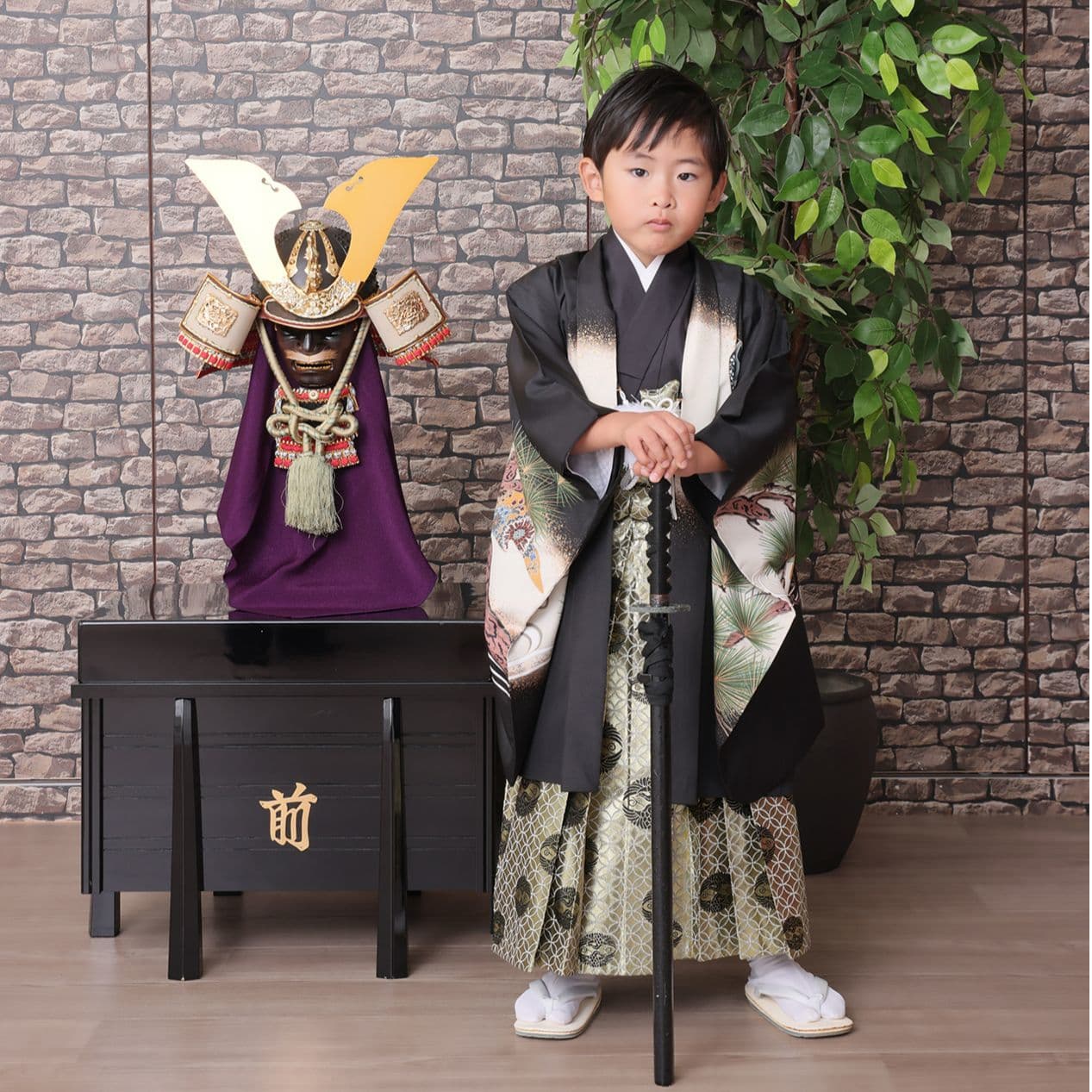レンタル＆フォトスタジオの光翔　茨城県鉾田市　七五三の写真ギャラリー兜をバックに剣を持ったはかま姿の男の子の写真