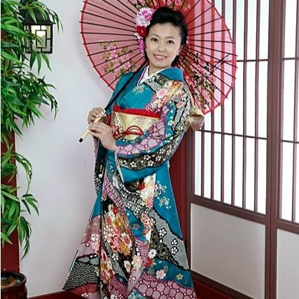 レンタル＆フォトスタジオの光翔　茨城県鉾田市　成人式の緑系・青系の着物を着て傘を持った女性の写真