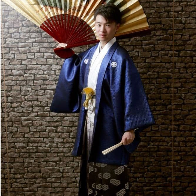 レンタル＆フォトスタジオの光翔　茨城県鉾田市　成人式の紋付き袴を着て大きい扇子を持った男性の写真