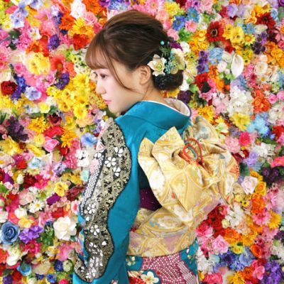 レンタル＆フォトスタジオの光翔　茨城県鉾田市　成人式の青系・緑系の着物を着てお花をバックにした女性の写真