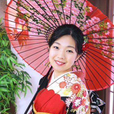 レンタル＆フォトスタジオの光翔　茨城県鉾田市　成人式の着物を着て傘を持った女性の写真
