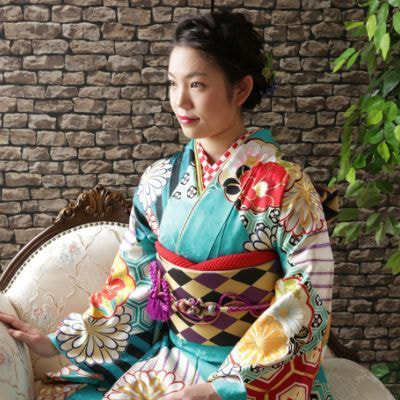 レンタル＆フォトスタジオの光翔　茨城県鉾田市　成人式の着物を着てソファに座っている女性の写真