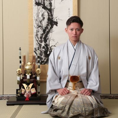 レンタル＆フォトスタジオの光翔　茨城県鉾田市　成人式の袴を着て座っている男性の写真