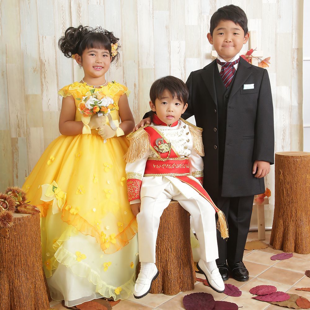 レンタル＆フォトスタジオの光翔　茨城県鉾田市　七五三の写真ギャラリー　男の子二人・女の子一人の3人兄弟で黄色のドレス・タキシードを着た写真