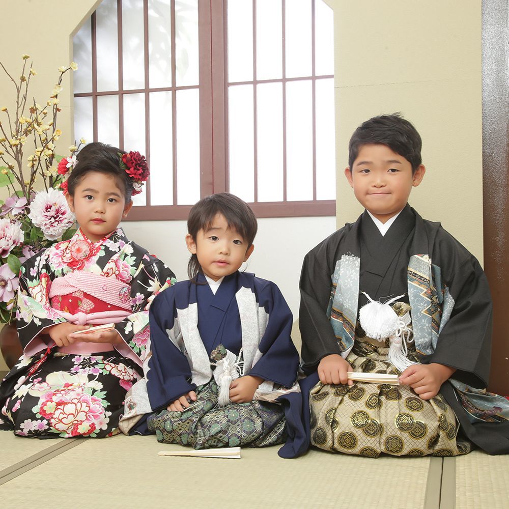 レンタル＆フォトスタジオの光翔　茨城県鉾田市　七五三の写真ギャラリー　男の子二人・女の子一人の3人兄弟で着物・袴を着た写真