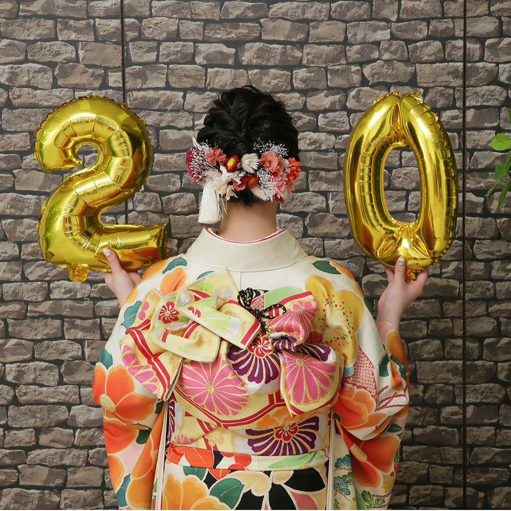 レンタル＆フォトスタジオの光翔　茨城県鉾田市　成人式の着物を着て２０のバルーン風船を持った後姿の女性の写真