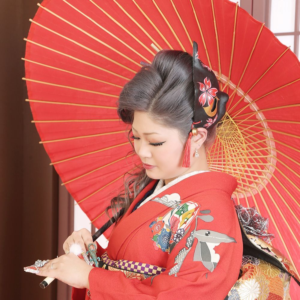 レンタル＆フォトスタジオの光翔　茨城県鉾田市　成人式の着物を着て赤い傘を持った女性の写真