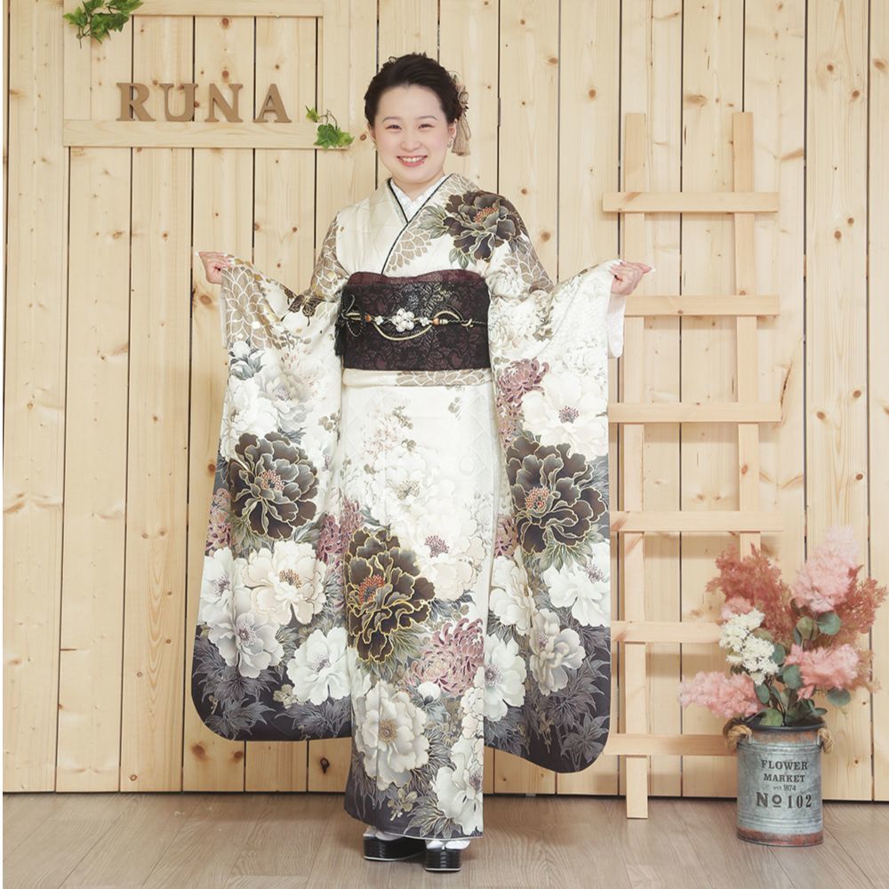 レンタル＆フォトスタジオの光翔　茨城県鉾田市　成人式の白地の着物を着た女性の写真