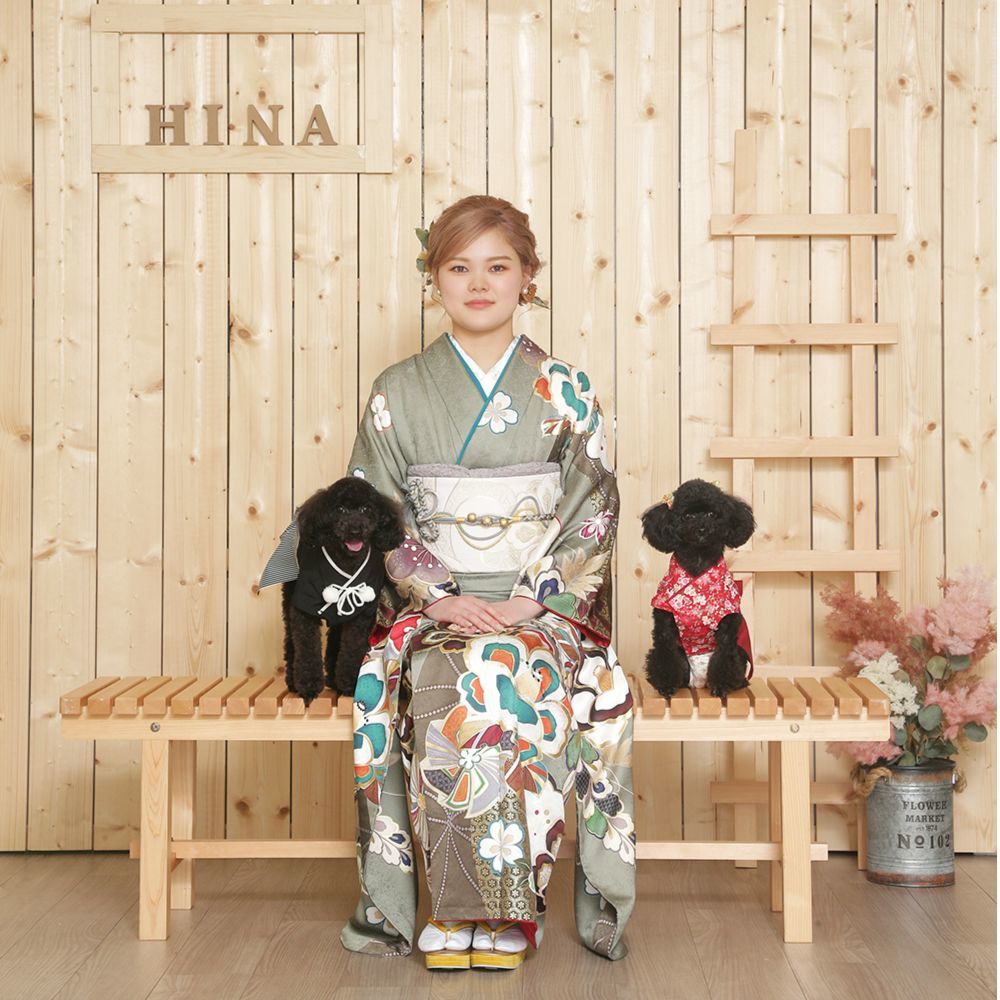 レンタル＆フォトスタジオの光翔　茨城県鉾田市　成人式の着物を着て座っている女性の写真