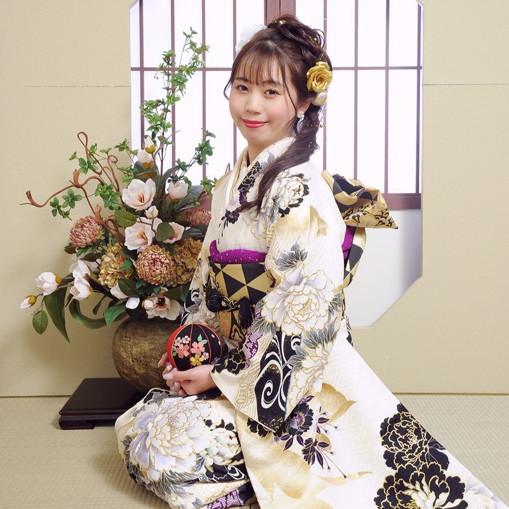 レンタル＆フォトスタジオの光翔　茨城県鉾田市　成人式の白地の着物を着た女性の写真