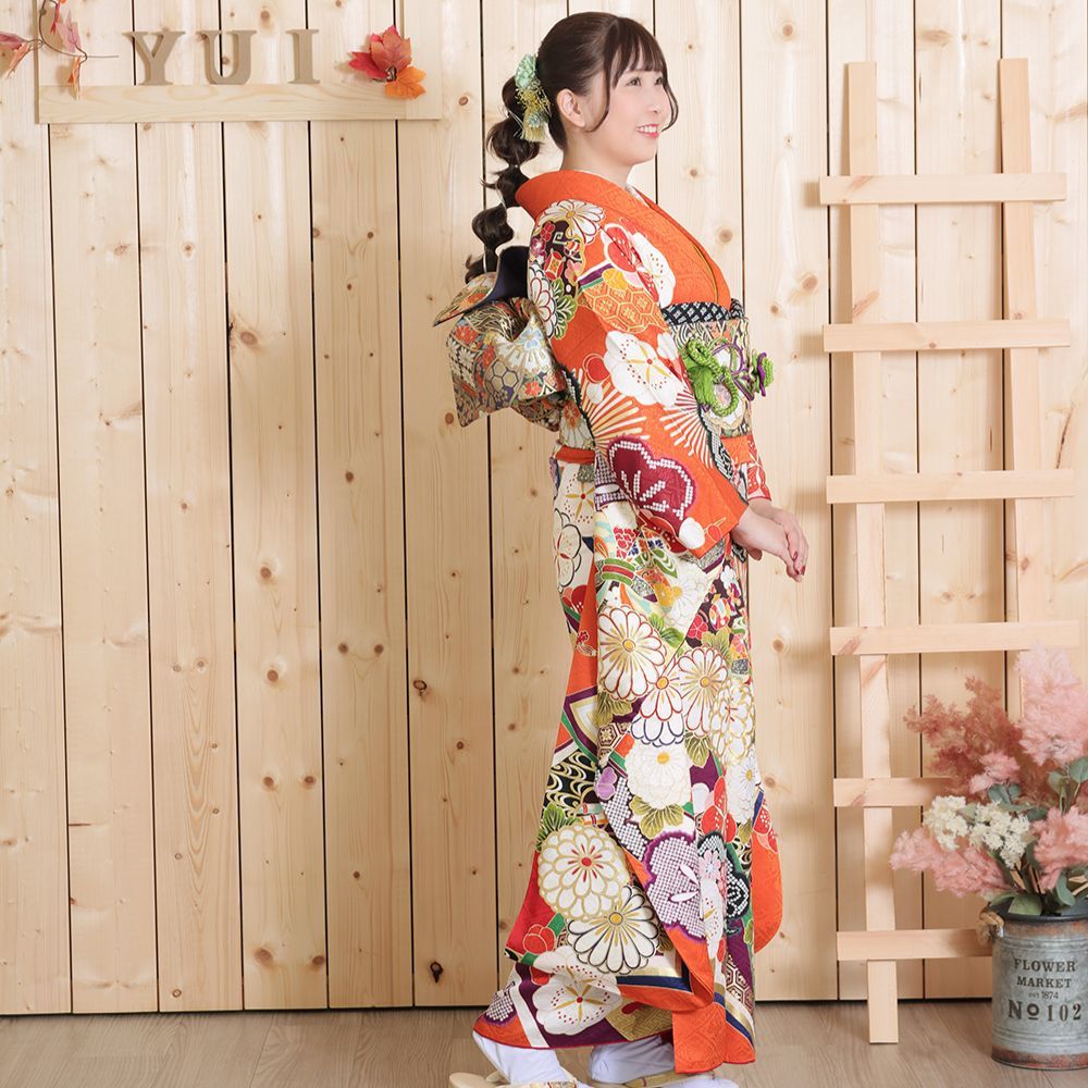 レンタル＆フォトスタジオの光翔　茨城県鉾田市　成人式の朱色・オレンジ系の着物を着た女性の写真