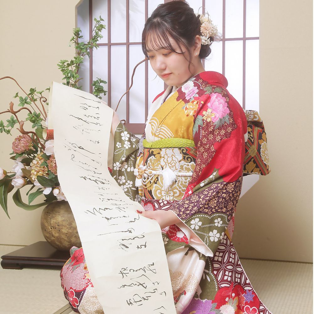 レンタル＆フォトスタジオの光翔　茨城県鉾田市　成人式の赤系の着物を着た女性の写真