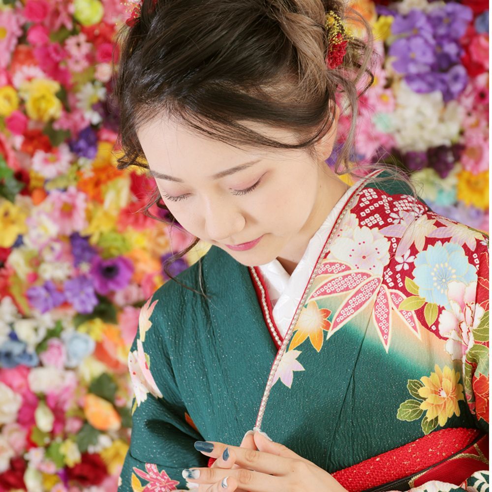 レンタル＆フォトスタジオの光翔　茨城県鉾田市　成人式の緑系の着物を着て下を向いている女性の写真