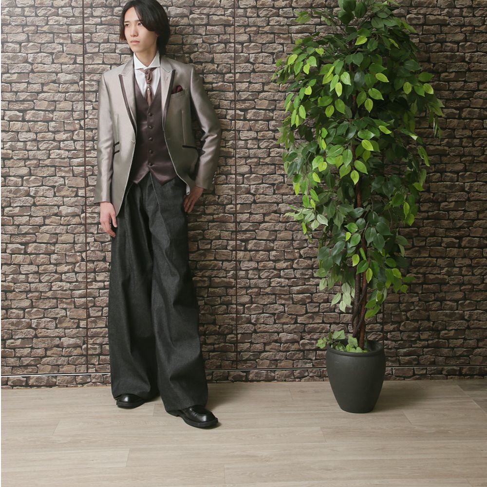 レンタル＆フォトスタジオの光翔　茨城県鉾田市　成人式のタキシードを着て立っている男性の写真