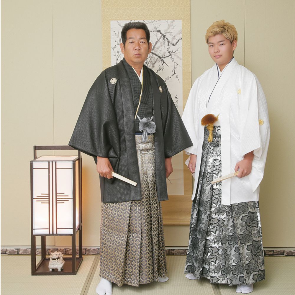 レンタル＆フォトスタジオの光翔　茨城県鉾田市　成人式の紋服を着て立っている男性二人の写真