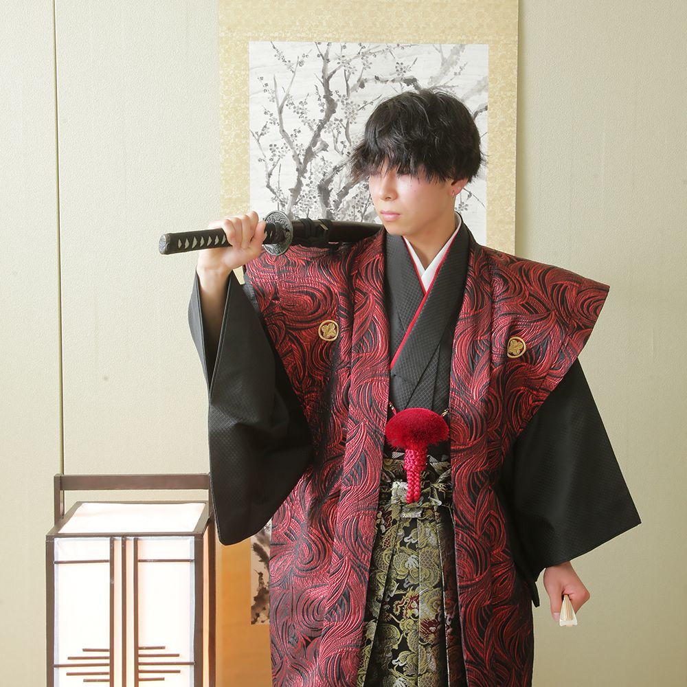 レンタル＆フォトスタジオの光翔　茨城県鉾田市　成人式の紋服を着て刀を刀に載せて立っている男性の写真