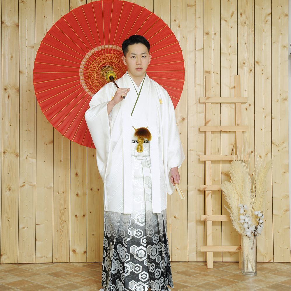 レンタル＆フォトスタジオの光翔　茨城県鉾田市　成人式の紋服を着て立っている男性の写真