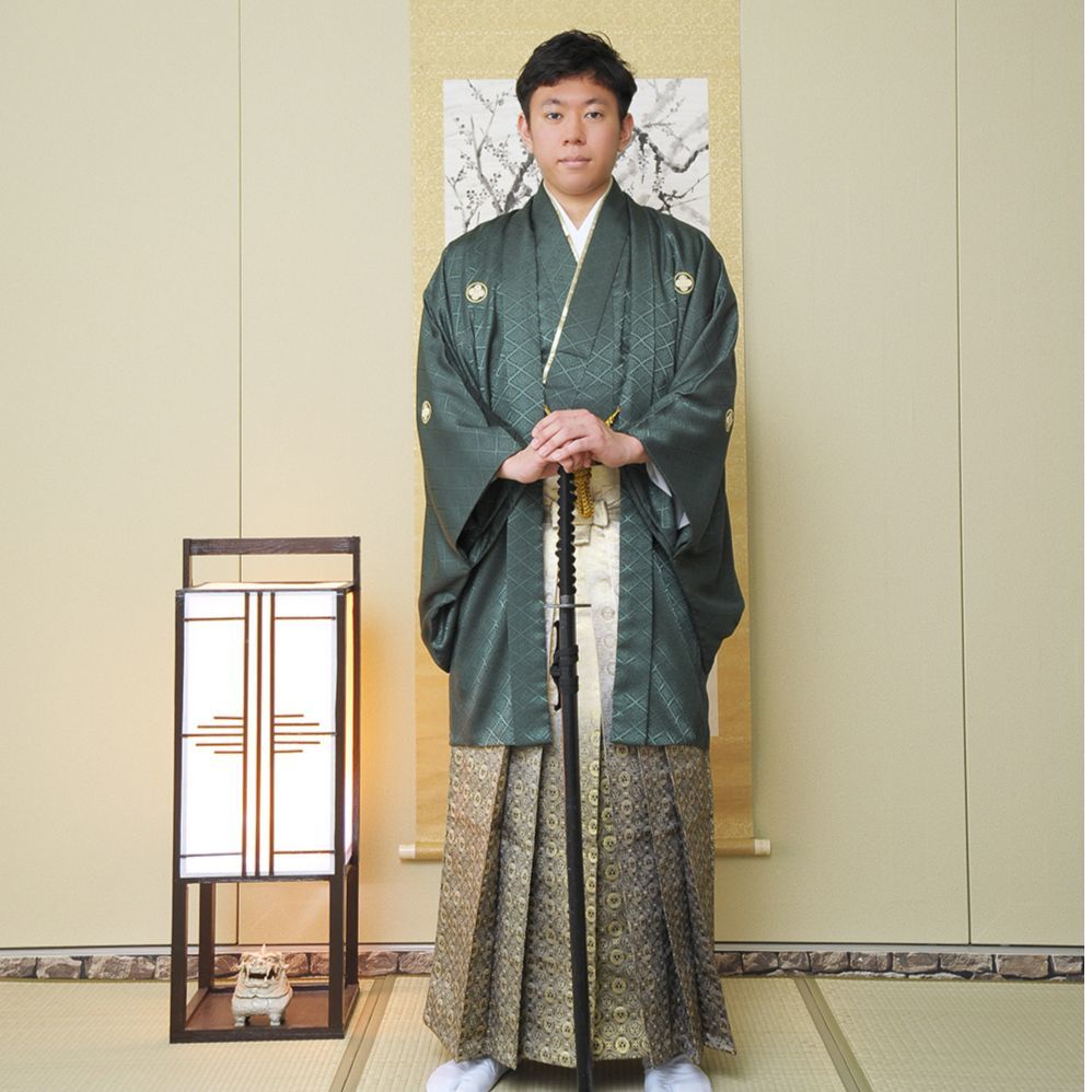 レンタル＆フォトスタジオの光翔　茨城県鉾田市　成人式の紋服を着て立っている男性の写真