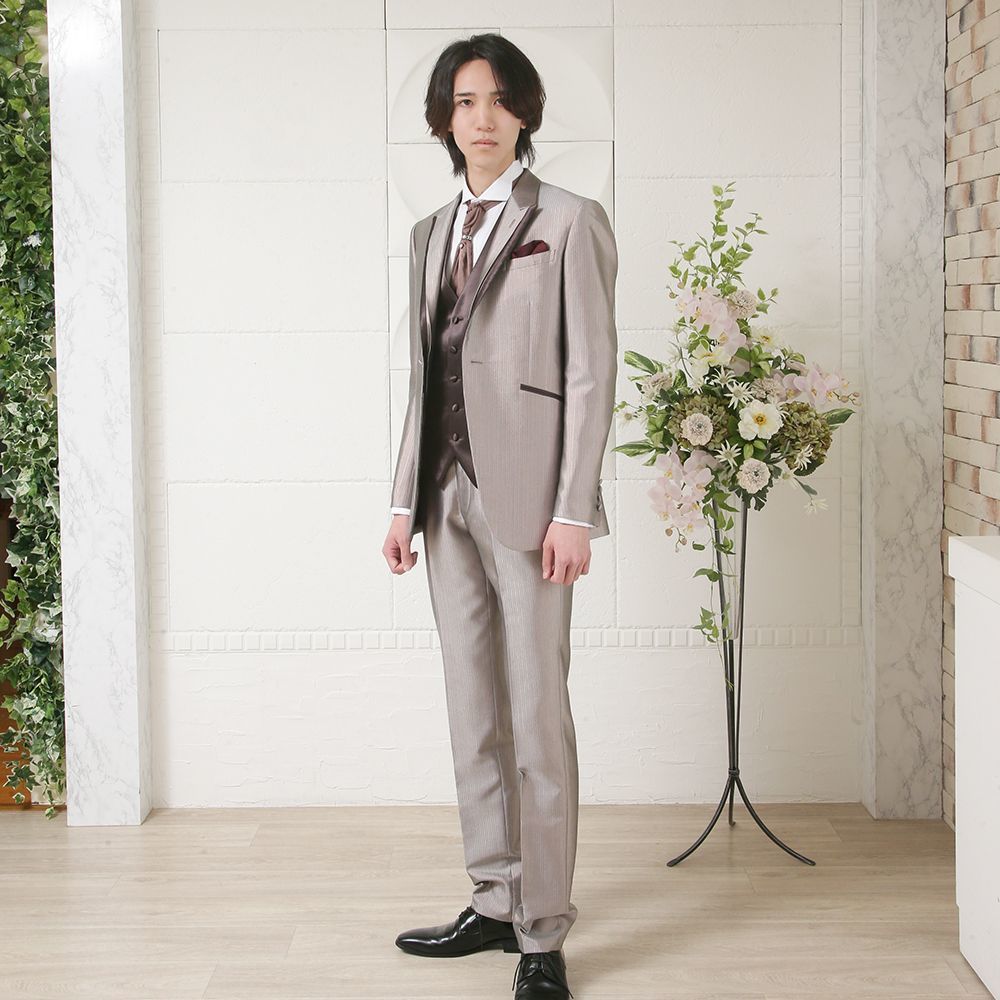 レンタル＆フォトスタジオの光翔　茨城県鉾田市　成人式にタキシードを着て立っている男性の写真