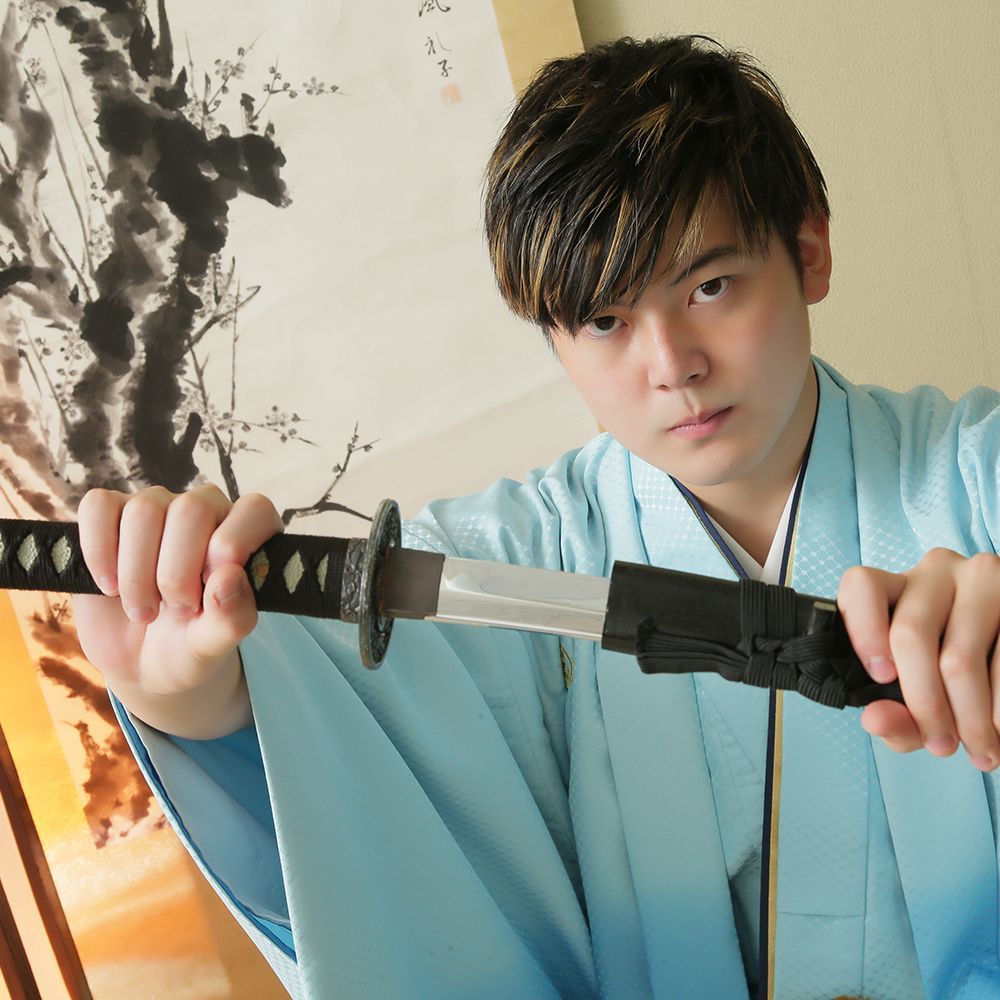 レンタル＆フォトスタジオの光翔　茨城県鉾田市　成人式の水色の紋服を着て、刀を持っている男性の写真