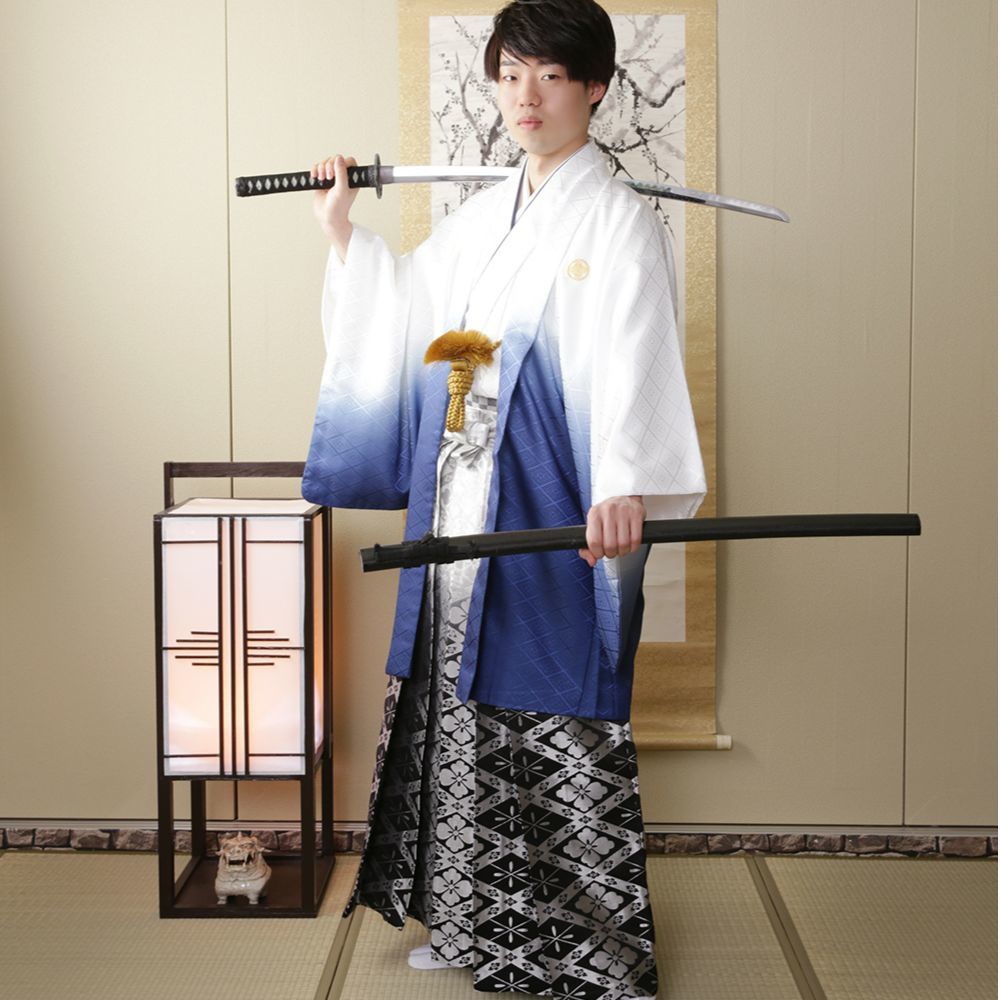 レンタル＆フォトスタジオの光翔　茨城県鉾田市　成人式の白系の紋服を着て立っている男性の写真