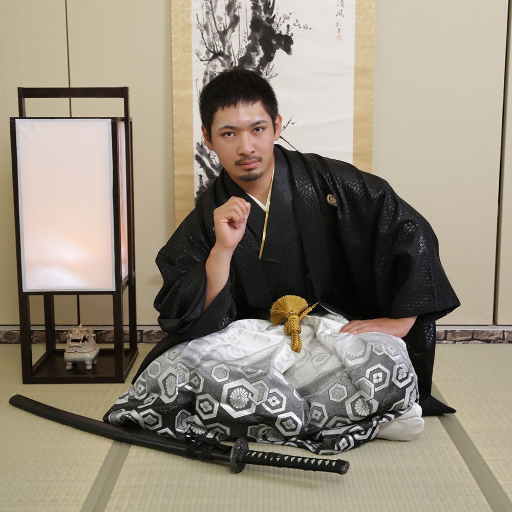 レンタル＆フォトスタジオの光翔　茨城県鉾田市　成人式の紋服を着て座っている男性の写真