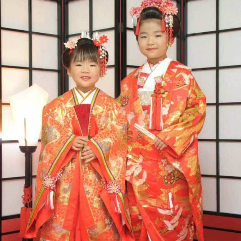 レンタル＆フォトスタジオの光翔　茨城県鉾田市　七五三の写真ギャラリー　姉妹が色打掛と十二単を着ている写真