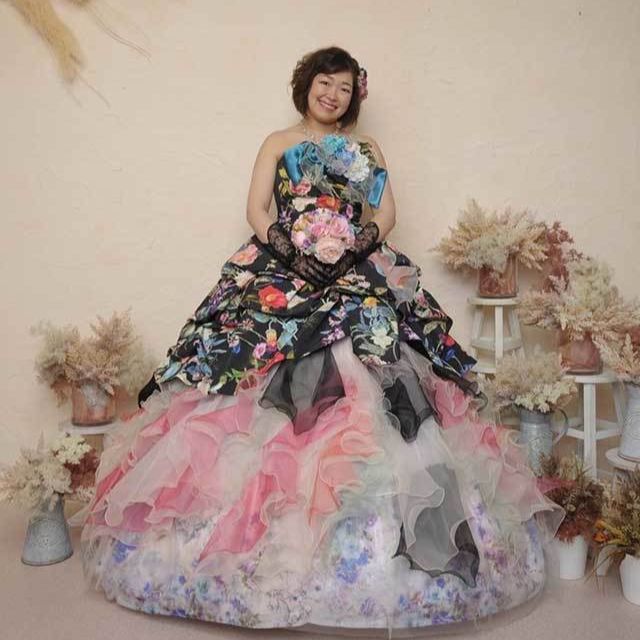 レンタル＆フォトスタジオの光翔　花柄の黒いカラードレスの新婦がブーケを持っているスタジオ撮影の画像