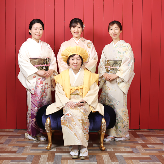 レンタル＆フォトスタジオの光翔　長寿祝いに和服を着た女性たちのご家族写真