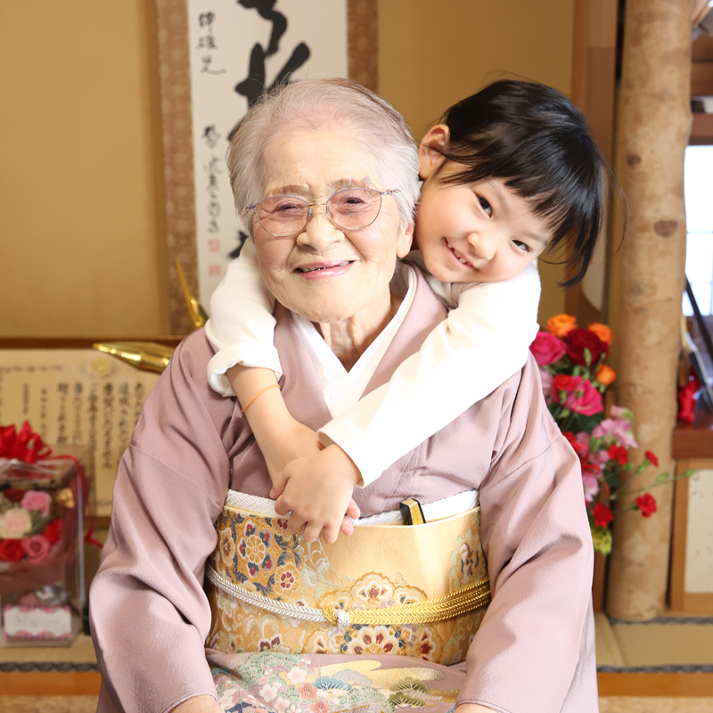 レンタル＆フォトスタジオの光翔　ご自宅でのおばあちゃんとお孫さんの写真