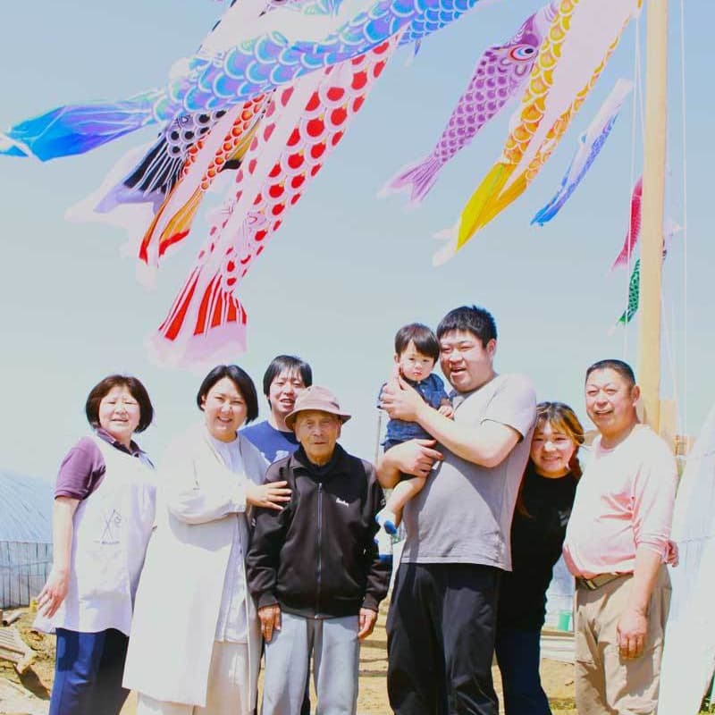 レンタル＆フォトスタジオの光翔　鯉のぼりを背景にしたご家族写真