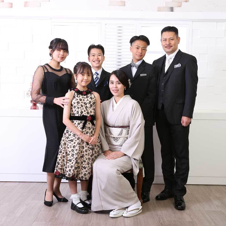レンタル＆フォトスタジオの光翔　鉾田市　皆でフォーマルの服装をしたご家族の写真