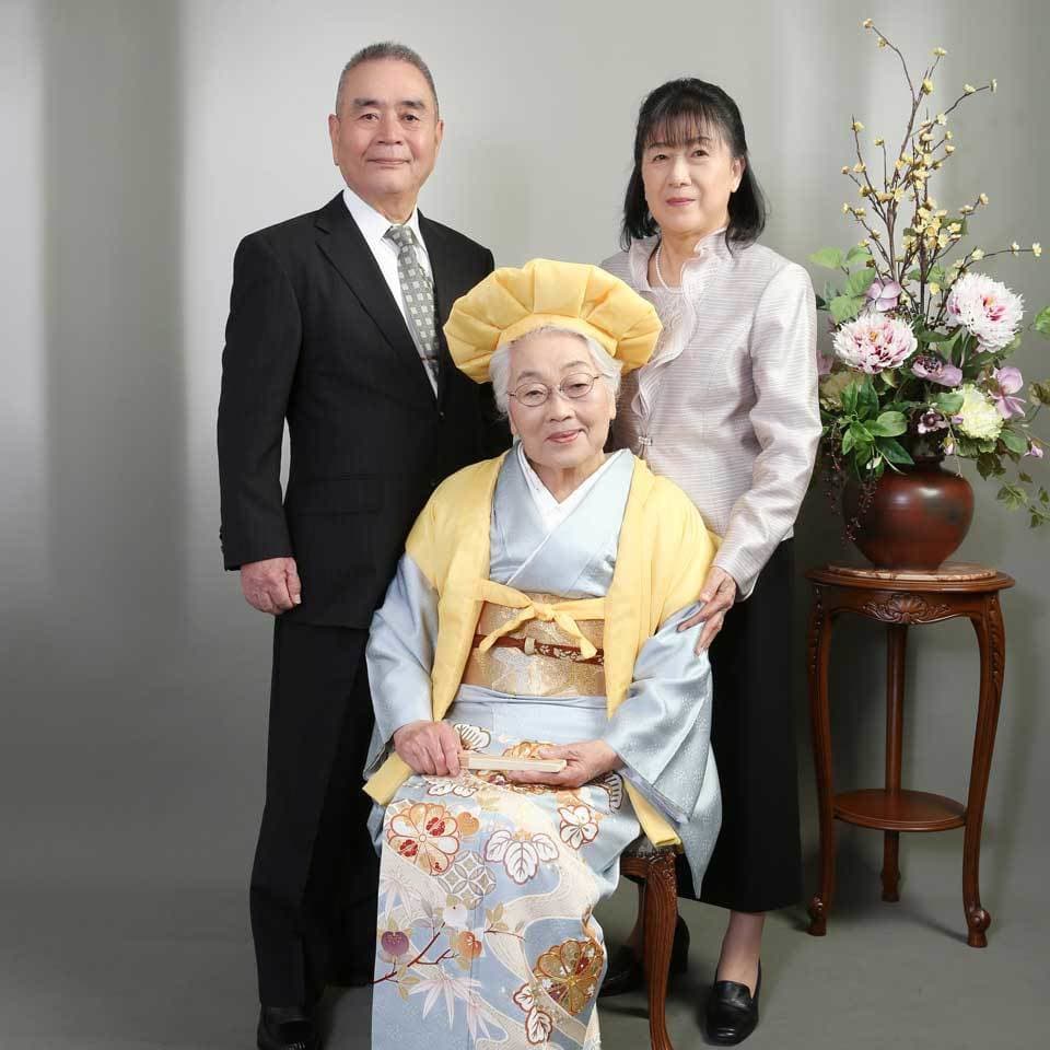 レンタル＆フォトスタジオの光翔　鉾田市　長寿祝いのおばあちゃんとのご家族写真