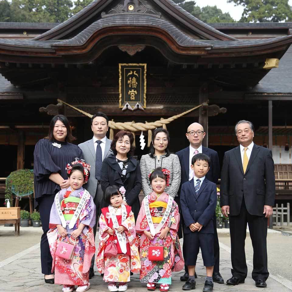 レンタル＆フォトスタジオの光翔　鉾田市　着物を着た女の子たちを囲んだ神社でのご家族写真