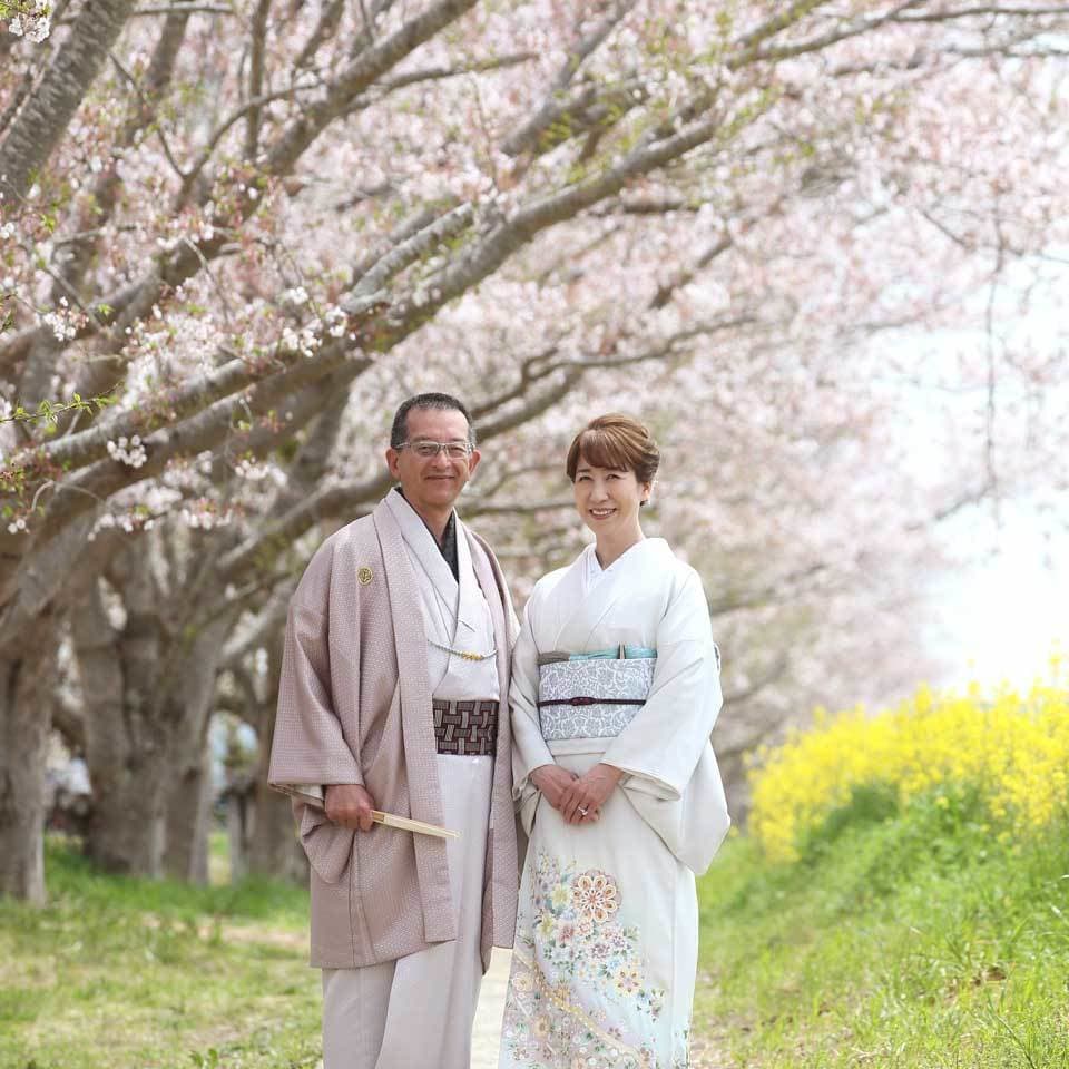 レンタル＆フォトスタジオの光翔　鉾田市　菜の花と桜を背景にしたご夫婦の写真