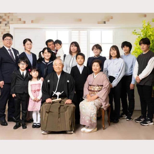 レンタル＆フォトスタジオの光翔　鉾田市　おじいちゃんおばあちゃんを囲んだ大家族の写真