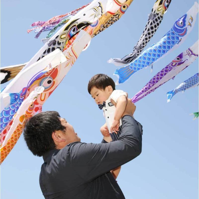 レンタル＆フォトスタジオの光翔　鯉のぼりを背景にしたお父様とお子様の写真