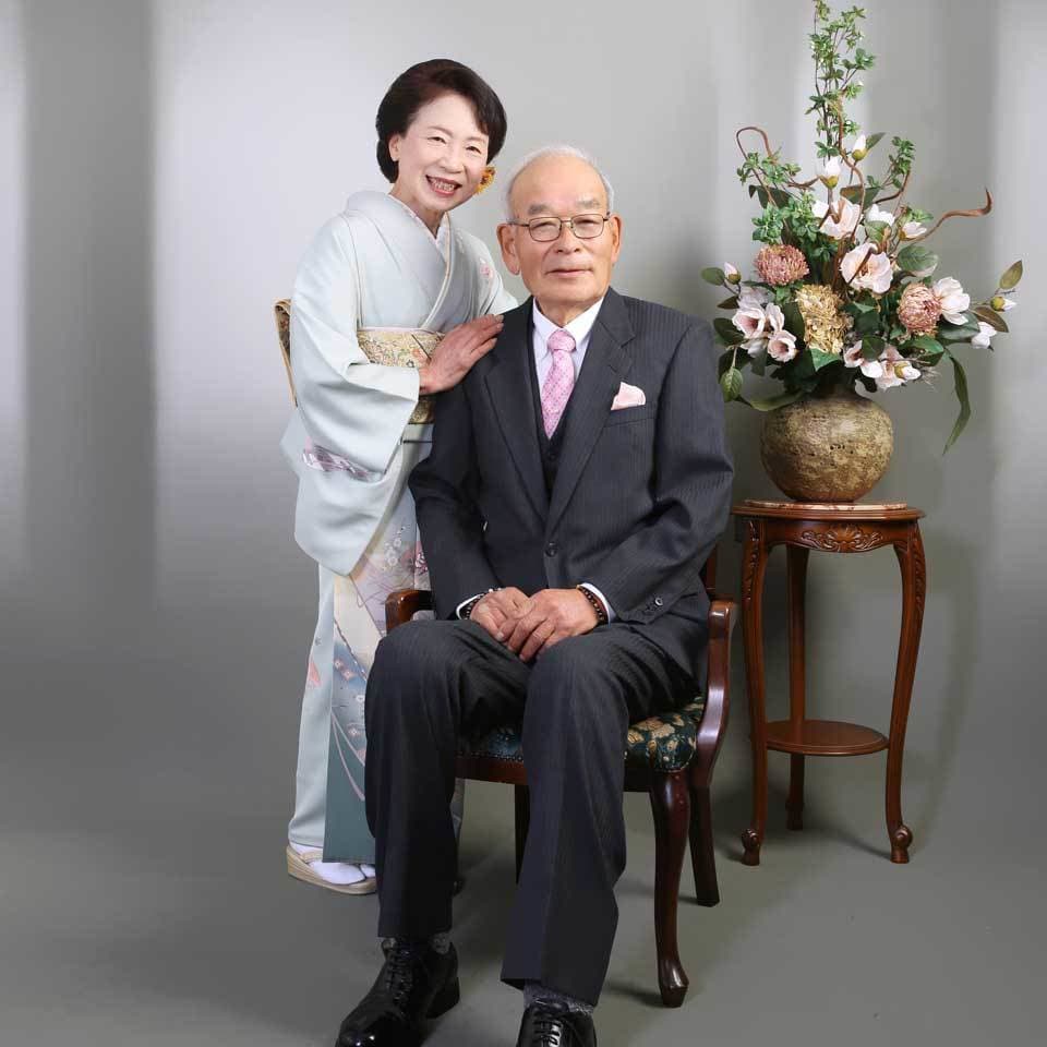 レンタル＆フォトスタジオの光翔　鉾田市　スーツの男性と訪問着の女性のご夫婦の写真