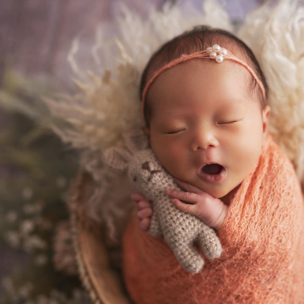 レンタル＆フォトスタジオの光翔　ぬいぐるみを抱っこしている赤ちゃんの写真