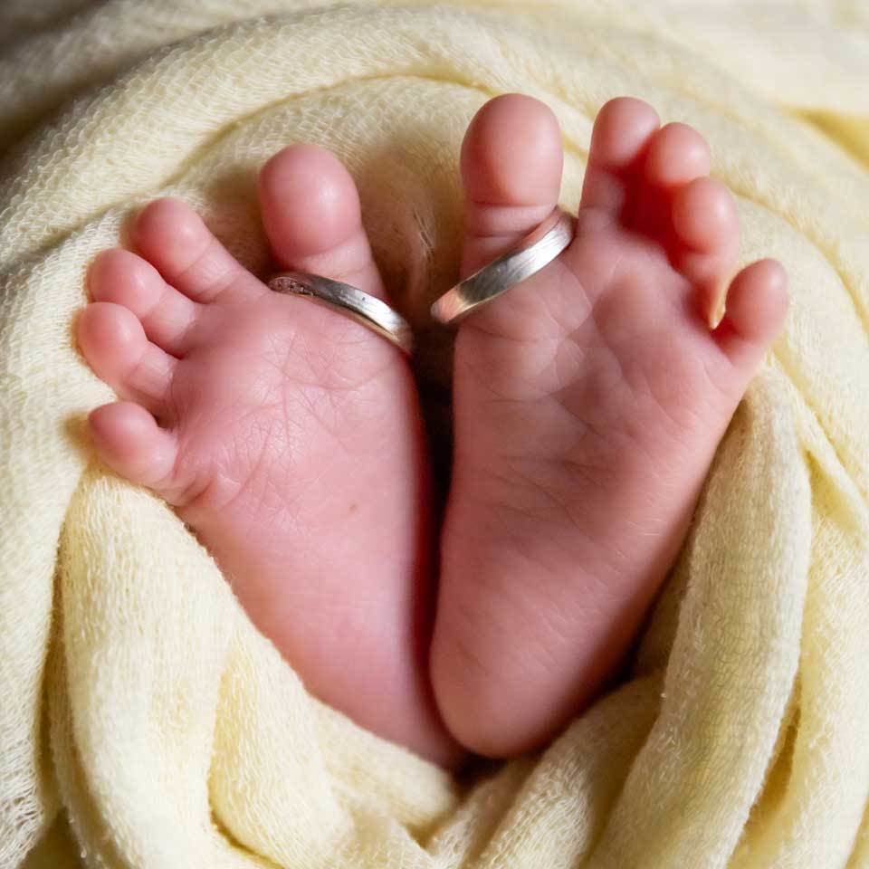 レンタル＆フォトスタジオの光翔　足に指輪をはめた赤ちゃんの足の写真