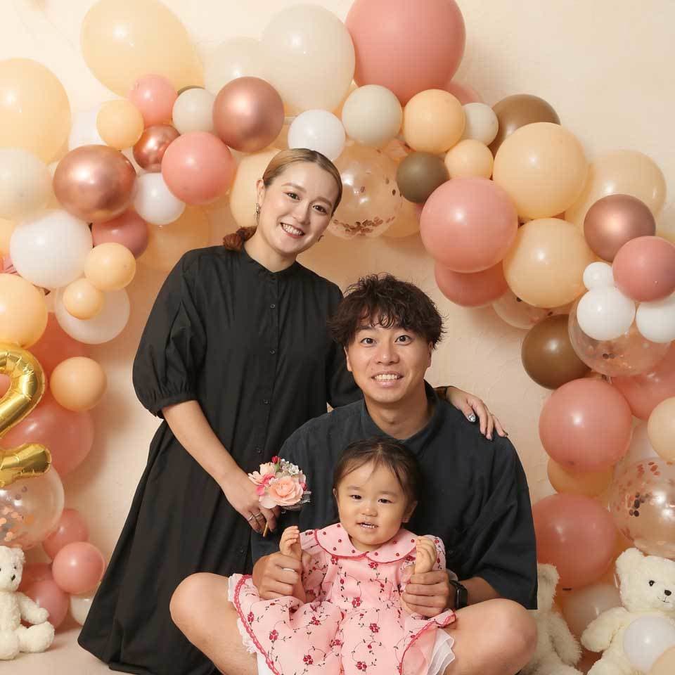 レンタル＆フォトスタジオの光翔　赤ちゃんとご両親のご家族写真