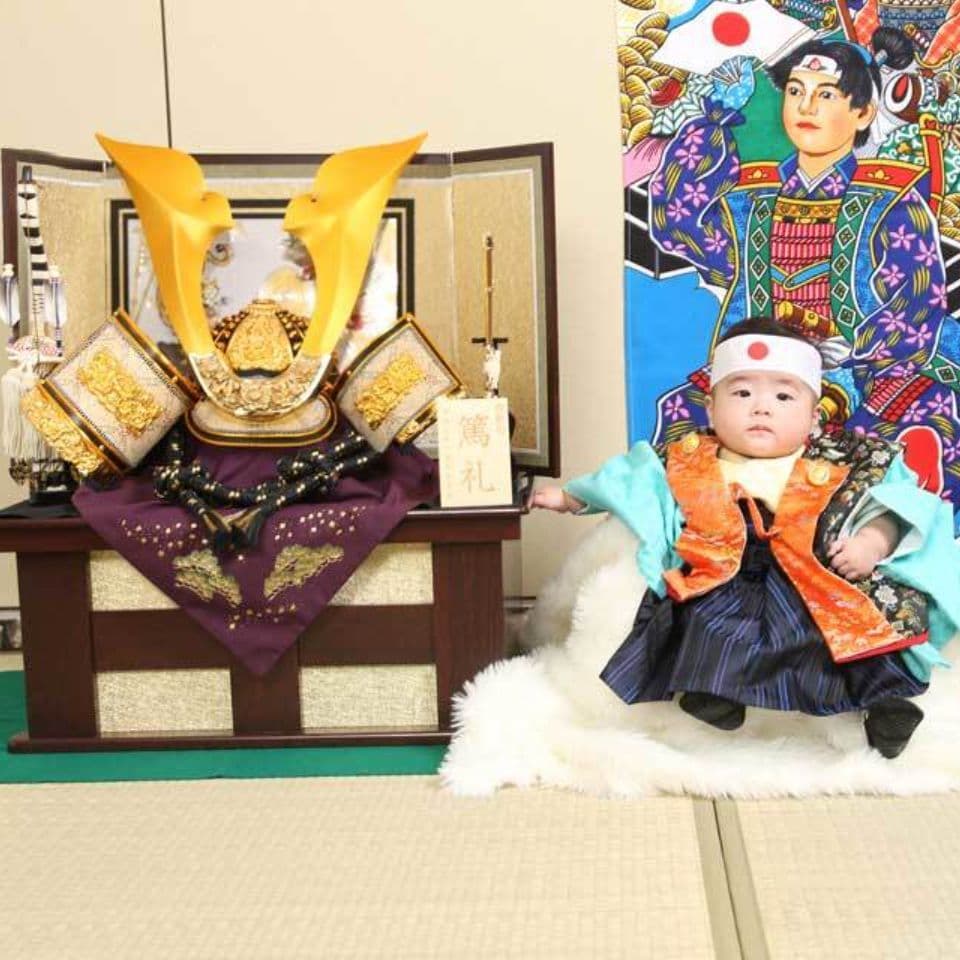 レンタル＆フォトスタジオの光翔　兜と一緒に桃太郎の服を着ている赤ちゃんの写真